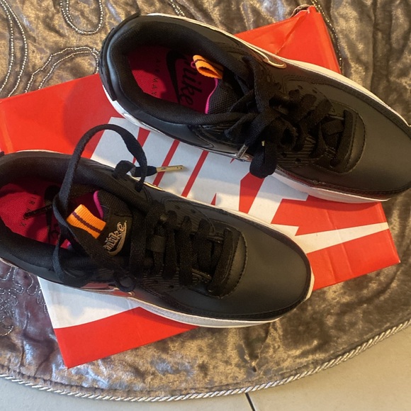 New Nike - Picture 2 of 4